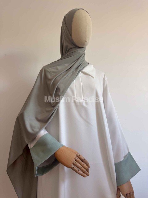 Abaya élégante avec col chemisier et manches longues contrastées