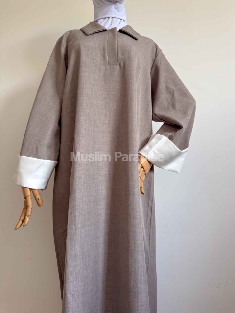 Abaya féminine à col chemisier et coupe fluide