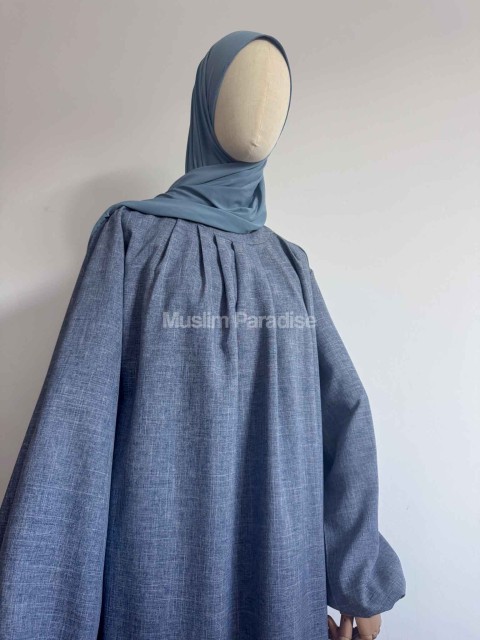 Zoom sur le col plissé élégant de l'abaya