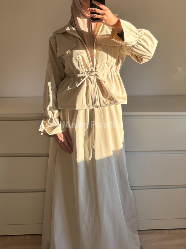 Vue de face de l’ensemble Modest Fit, coupe ample et fluide