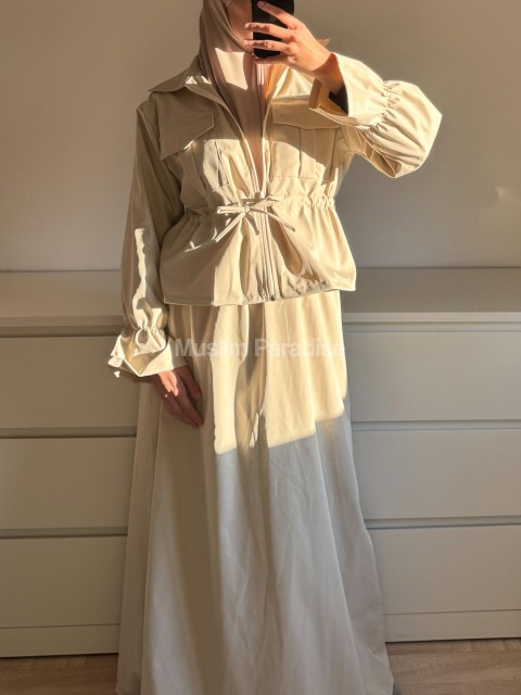 Vue de face de l’ensemble Modest Fit, coupe ample et fluide