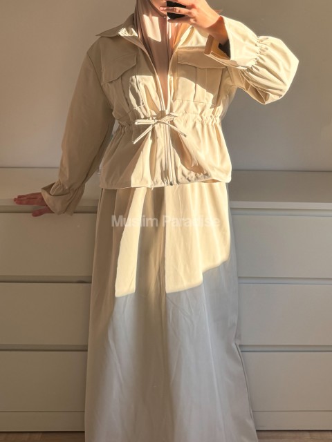 Détail du tissu trench imperméable - Ensemble Modest Fit pour femme