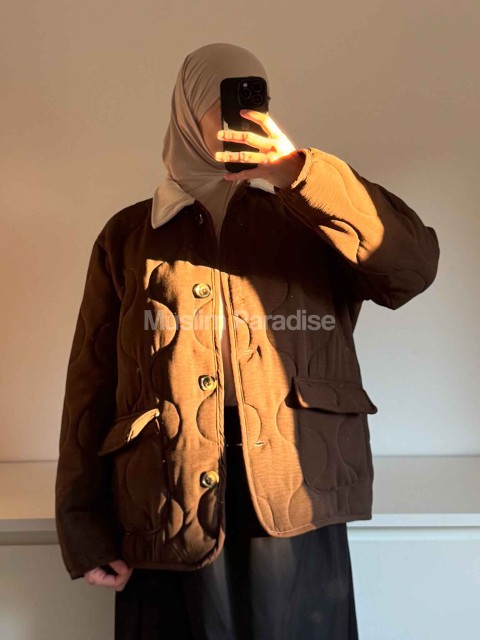 look minimaliste femme avec veste matelassée col contrasté