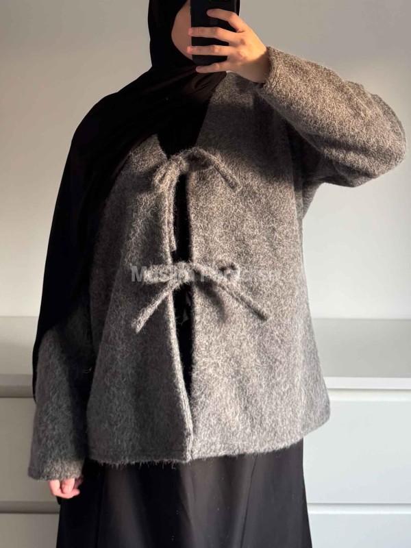 Look modest fashion avec manteau oversize à nœud