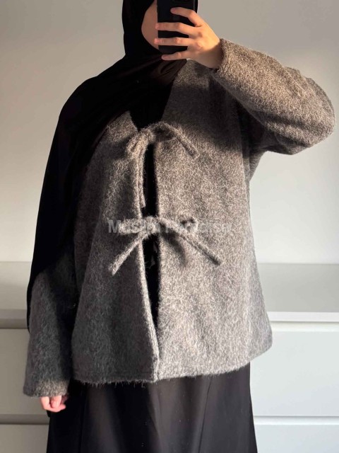 Look modest fashion avec manteau oversize à nœud