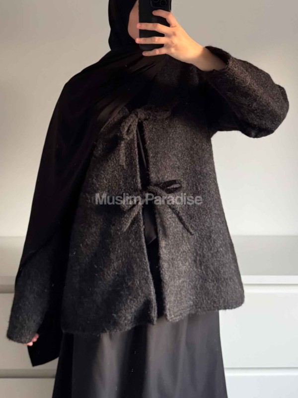 Modèle portant manteau oversize à nouer - style modeste