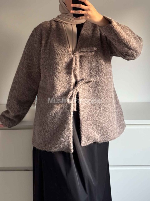 Tenue automne-hiver hijabi avec manteau en fausse laine