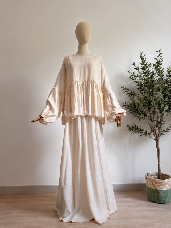 Ensemble mastour femme beige avec jupe longue fluide et haut ample à volants.