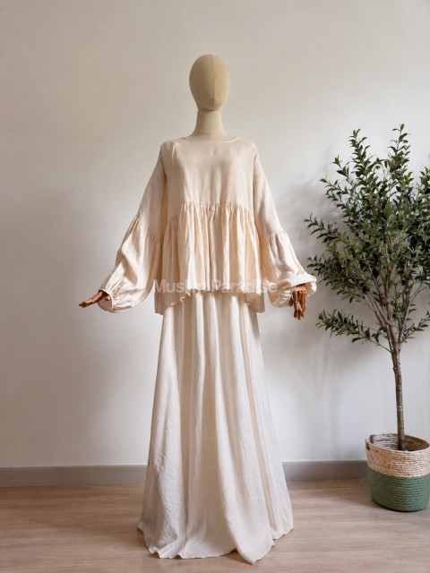 Ensemble mastour femme beige avec jupe longue fluide et haut ample à volants.